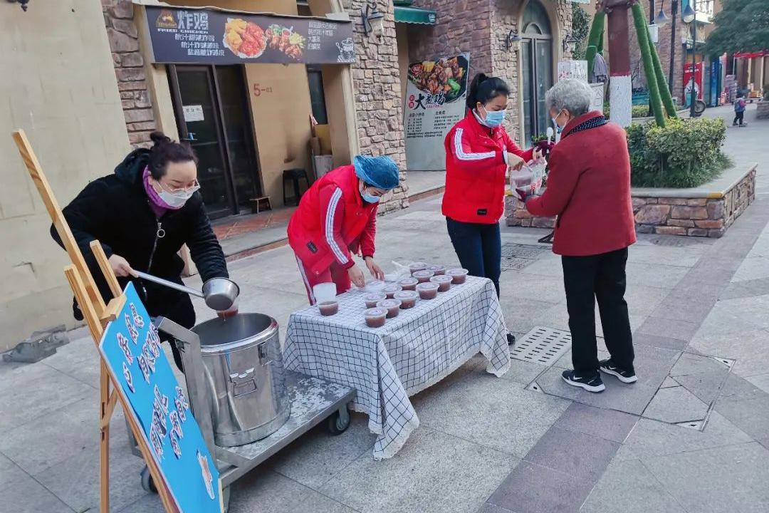 ?正值感恩日，送粥你我他——澳门百老汇官方网站红河谷幼儿园社区送粥之旅